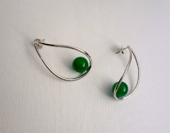 brinco-gota-prata-com-pedra-natural-jade-verde-tamanho-grande-jóia-artesanal-atelier-ana-barcellos