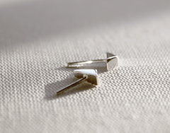 brinco-pequeno-triangulo-produzido-em-prata-jóia-artesanal