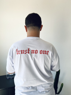 Camiseta Trust No One - Street Apparel - loja online