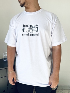 Camiseta Trust No One - Street Apparel - Street Apparel