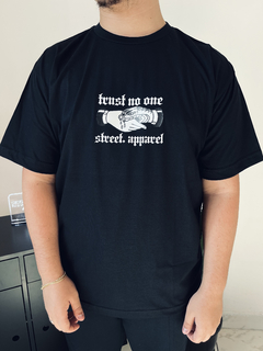 Camiseta Trust No One - Street Apparel - Street Apparel