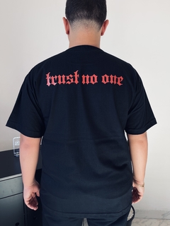 Camiseta Trust No One - Street Apparel - loja online