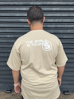 Camiseta Oversized “The World is Yours” - Street Apparel