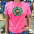 Camiseta feminina rosa da marca Gross Hunter com estampa no peito.