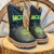 Bota Texana Moiadeiros Baby Verde, modelo infantil em couro preto com detalhes em verde.