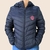 Jaqueta feminina Tuff Puffer azul marinho com capuz, zíper frontal e logo estampado em rosa.