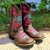 Bota feminina marron da Tex Team com detalhes florais em rosa e azul.