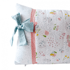 Almofada para bebê laços flora - Biramar na internet