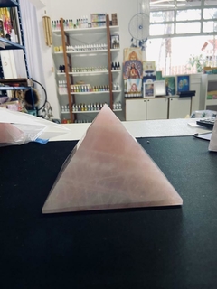 Pirâmide de Quartzo Rosa 26F na internet