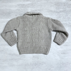 Sweater cuello smoking cemento - Saque Buraque