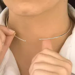 Colar choker aro rígido regulável