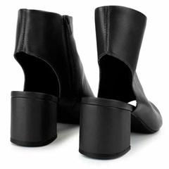 Sandália Ankle Boot Preta Em Couro Com Salto Bloco Giulia Domna - comprar online