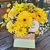 Box com flores amarelas e brancas