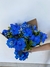 buquê com 12 rosas azuis