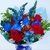 Buquê com flores azuis e vermelho