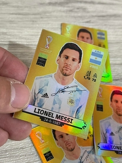 Figurita Messi Dorado CON FIRMA - Holograma - Qatar 2022 - comprar online