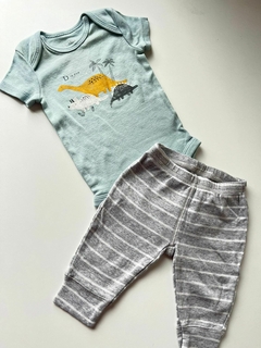 Duo dinosaurio body mc celeste y pantalon gris lineas carters 3ms(255)