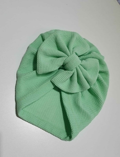 Gorro verde wafle con moño(79)