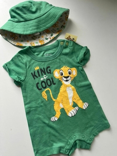 COnjunto verde rey leon con gorra Disney 3m (310)NUEVO