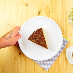 BOLO DE CENOURA RECHEADO COM BRIGADEIRO na internet