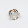 Anillo ancho con piedra baguette