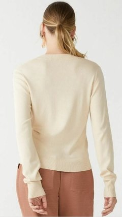 BLUSA TRICOT BÁSICO DECOTE V - AREIA - Helena Gregorio  - Loja online de roupas femininas