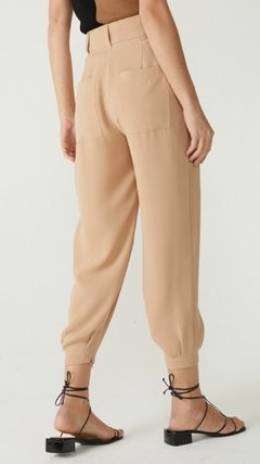 CALÇA COM PREGAS - KHAKI na internet