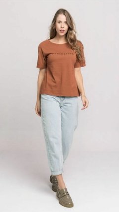 T-SHIRT GOLA REDONDA MINIMALISM - CARAMELO - comprar online