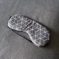 Imagen de Combo Fiaca: manta + 2 almohadones + antifaz - Geométrico gris