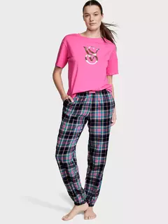 Pijama Remera Fucsia Logo VS Plateado y Pantalón A Cuadros M Victoria's Secret