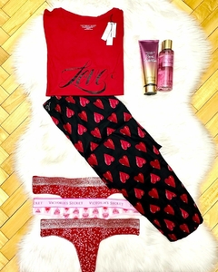 Pijama Remera Roja VS y Pantalón Negro Corazones M Victoria's Secret - Ninna's Choice