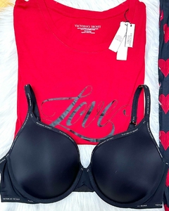 Imagen de Pijama Remera Roja VS y Pantalón Negro Corazones M Victoria's Secret