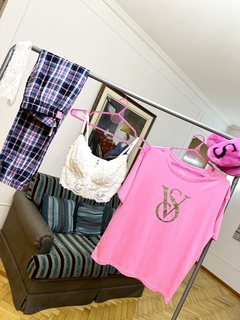 Pijama Remera Fucsia Logo VS Plateado y Pantalón A Cuadros M Victoria's Secret - tienda online