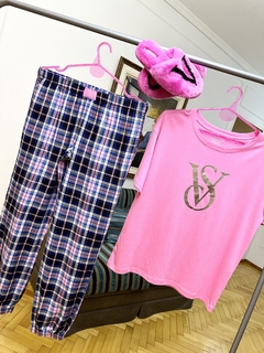 Pijama Remera Fucsia Logo VS Plateado y Pantalón A Cuadros M Victoria's Secret