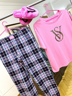 Pijama Remera Fucsia Logo VS Plateado y Pantalón A Cuadros M Victoria's Secret en internet