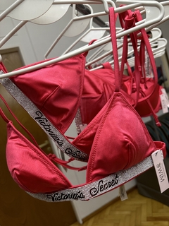 Corpiño Bikini Triángulo Rojo Forrado con Padding Removible Strasses S Swim Collection Victoria's Secret - Ninna's Choice