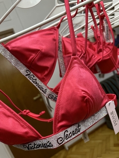 Corpiño Bikini Triángulo Rojo Forrado con Padding Removible Strasses S Swim Collection Victoria's Secret - comprar online
