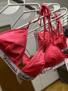 Imagen de Corpiño Bikini Triángulo Rojo Forrado con Padding Removible Strasses S Swim Collection Victoria's Secret