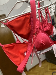 Corpiño Bikini Triángulo Rojo Forrado con Padding Removible Strasses S Swim Collection Victoria's Secret