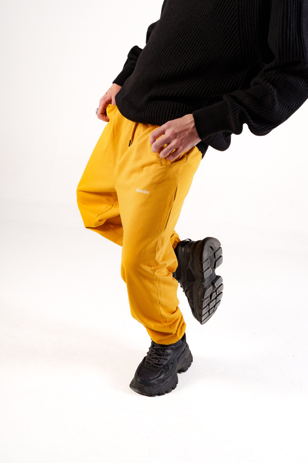 Pantalon jogger mostaza sale