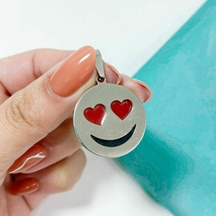 DIJE EMOJI SMILE CORAZÓN ESMALTADO - AC