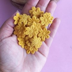 Aplique florzinha tecido amarelo queimado - 20 unidades