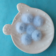 Pompom pelinho metade (tamanho P) azul bebê