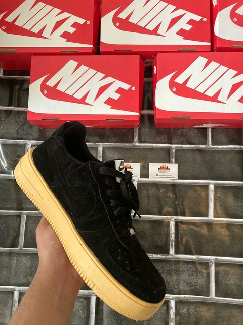 Air Force suede negra suela marron