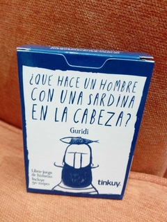 ¿Qué hace un hombre con una sardina en la cabeza?