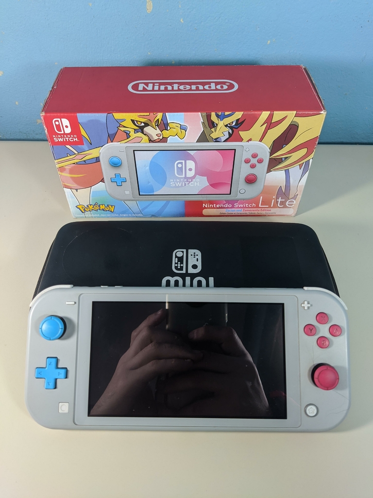 Does the zacian and zamazenta discount switch lite come with the game