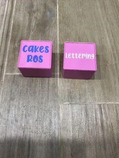 Caja 9x9x8 con tapa deslizante personalizada - 3Diseños - El Reino de los Cortantes