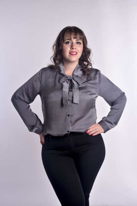 camisa con lazo en el cuello gris