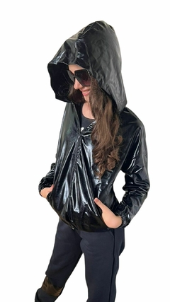 Campera Engomada Negra - comprar online