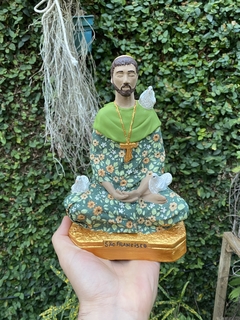 São Francisco de Assis Meditando/Lótus - Gesso (19cm) (7 DIAS PARA PRODUZIR) - comprar online